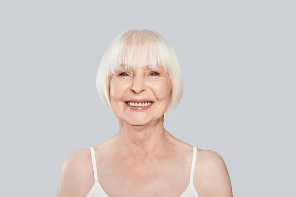 Retrato Mujer Adulta Mayor Con Pelo Gris Corto Posando Sobre — Foto de Stock