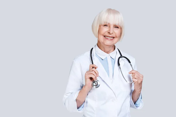 Mooie Senior Vrouw Laboratoriumjas Camera Kijken Glimlachen Terwijl Staande Tegen — Stockfoto