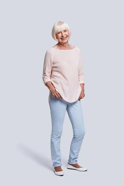 Volledige Lengte Van Mooie Senior Vrouw Poseren Tegen Grijze Achtergrond — Stockfoto