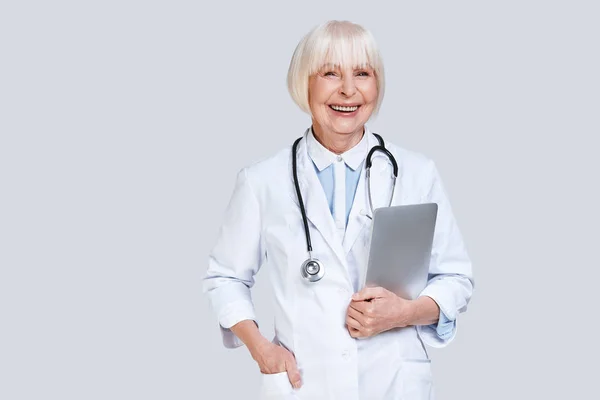 Smiling Senior Woman Lab Coat Looking Camera Holding Folder — Stock Photo, Image