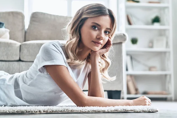 Mooie Jonge Vrouw Kijken Camera Liggend Vloer Thuis — Stockfoto