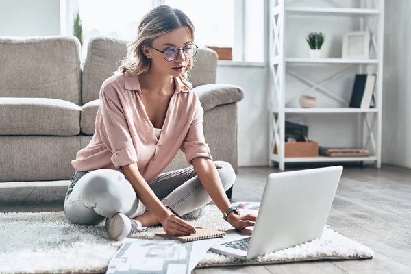 Thoughtful Young Student Woman Working Using Computer While Flooring Home — Stock Photo, Image