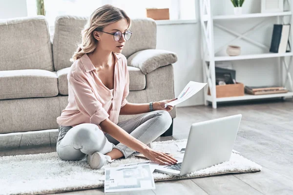 Fiatal Szemüveg Papír Birtokló Miközben Otthon Padló Szőnyeg Laptop — Stock Fotó