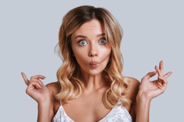 Stüdyo yapım komik ördek karşısında hayrete sarışın kadın 