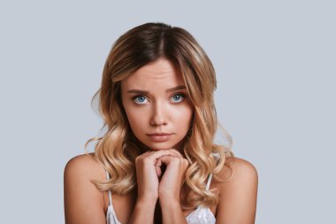 üzgün yüz, yalvarıyor ve kameraya çok güzel seyir yaparak sarışın kadın Studio, 