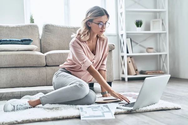 Mujer Joven Reflexiva Desgaste Ocular Trabajo Uso Computadora Mientras Que —  Fotos de Stock