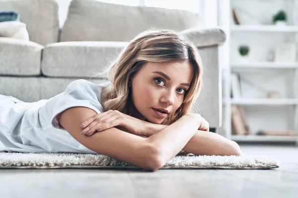 Lazy Weekend Vrouw Camera Kijkt Terwijl Liggend Vloer Thuis — Stockfoto