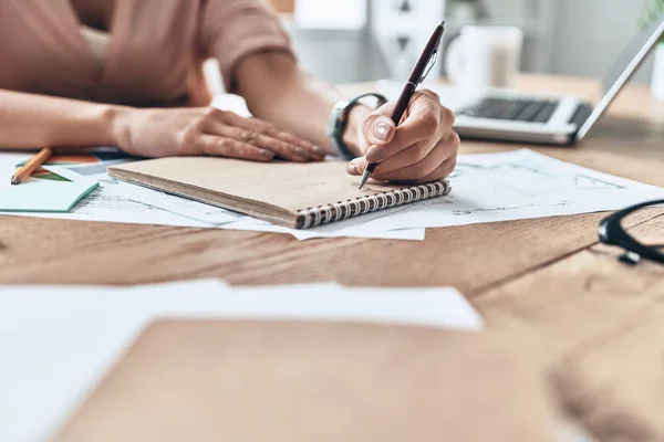 Close Van Vrouw Handen Schrijven Dagboek Papier Leerboek Met Pen — Stockfoto