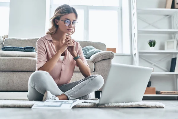 Ung Kvinna Tittar Laptop Skärmen Och Sitter Golvet Vid Soffa — Stockfoto