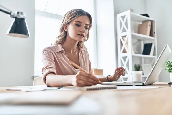 Mujer Segura Escribir Ideas Productos Lácteos Sentarse Mesa Con Documentos — Foto de Stock