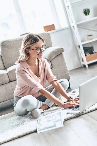 Glad Ung Kvinna Glasögon Arbetar Med Laptop Och Ler Medan — Stockfoto