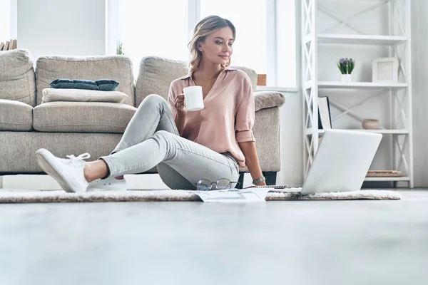 Frilansuppdrag Vacker Ung Kvinna Håller Cup Och Använder Bärbar Dator — Stockfoto