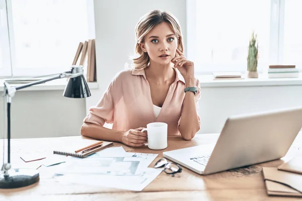 Belle Jeune Femme Avec Tasse Travail Table Avec Des Documents — Photo