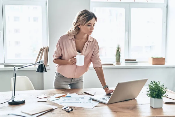 Belle Jeune Femme Avec Tasse Debout Table Avec Des Documents — Photo