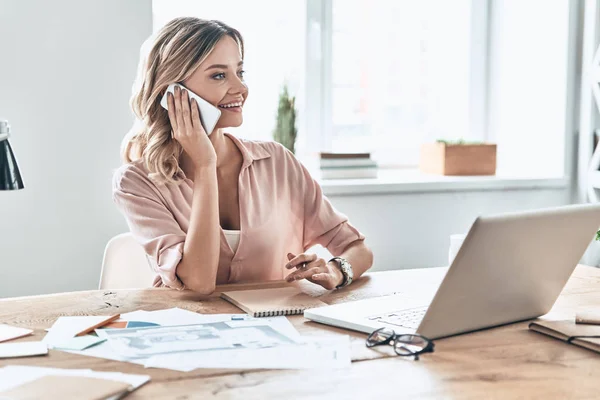 Gyönyörű Fiatal Smart Alkalmi Viselet Mosolyogva Beszél Telefonon Modern Office — Stock Fotó