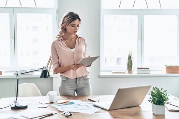 Bella Giovane Donna Utilizzando Tablet Digitale Piedi Tavola Con Documenti — Foto Stock