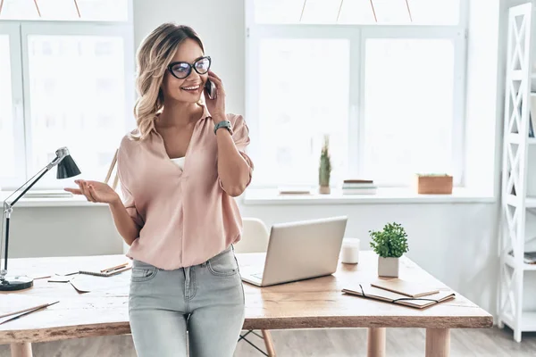 Schöne Junge Frau Telefoniert Und Lächelt Während Sie Modernen Büro — Stockfoto