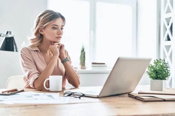 Thoughtful Young Woman Keeping Hands Chin While Sitting Table Laptop — Stock Photo, Image