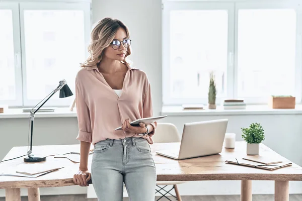 Femme Intelligente Regardant Loin Tout Appuyant Sur Bureau Travail Dans — Photo