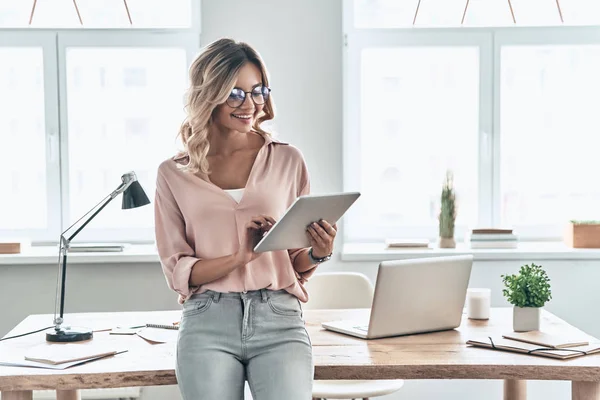 Jeune Femme Attrayante Utilisant Une Tablette Numérique Souriant Tout Appuyant — Photo