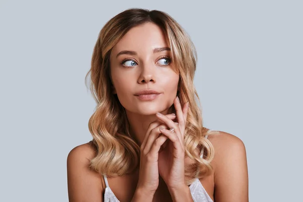 Attractive Young Woman Looking Away Posing While Standing Grey Background — Stock Photo, Image