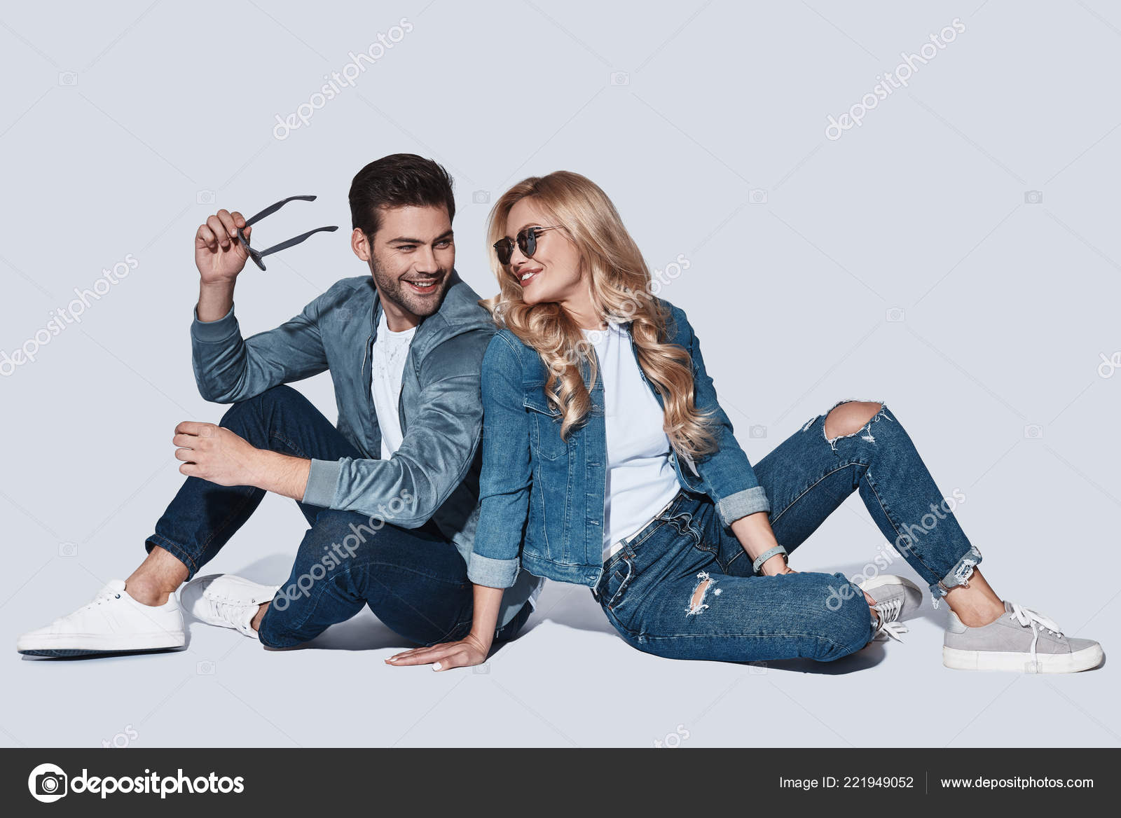 Hombre Mujer Moda Ropa Mezclilla Posando Estudio Foto de stock 221949052 gstockstudio