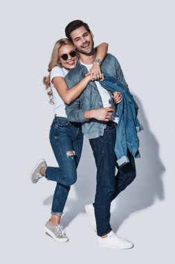 studio, gülümseyen adam sarılma kadın poz moda erkek ve kadın kot giymek 