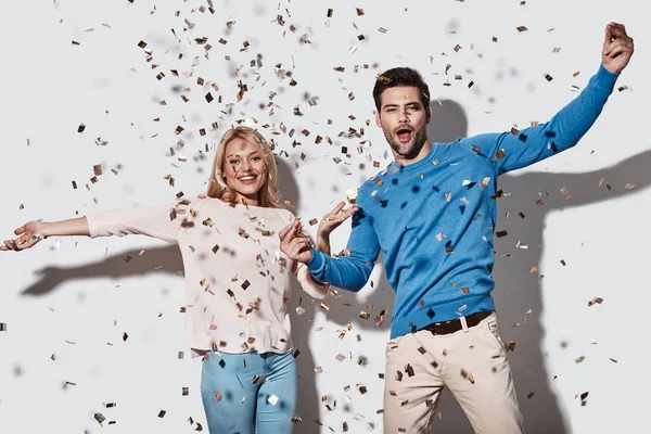 Belo Jovem Casal Dançando Sorrindo Estúdio Voando Festa Brilhante Confete — Fotografia de Stock