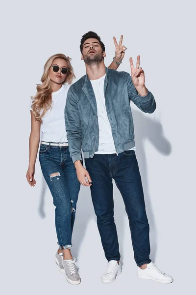 Lekfulla Par Full Längd För Vackra Fashionabla Denim Slitage Gör — Stockfoto