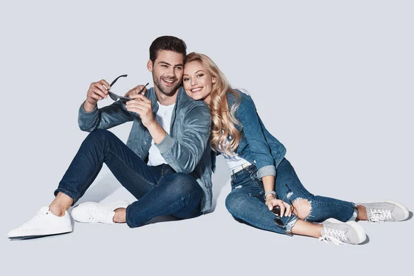 Feliz Sorrindo Casal Elegante Olhando Para Câmera Sorrindo Enquanto Sentado — Fotografia de Stock