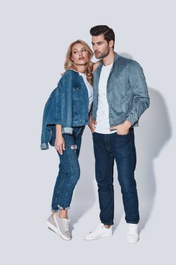 Güzel moda erkek ve kadın stüdyoda poz denim aşınmaya tam uzunlukta 