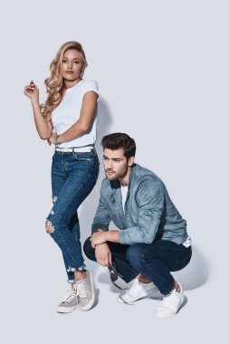 studio poz moda erkek ve kadın kot giymek 