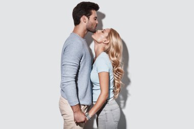 Romantik Genç çift tutuşup sevgi dolu ve öpüşme 