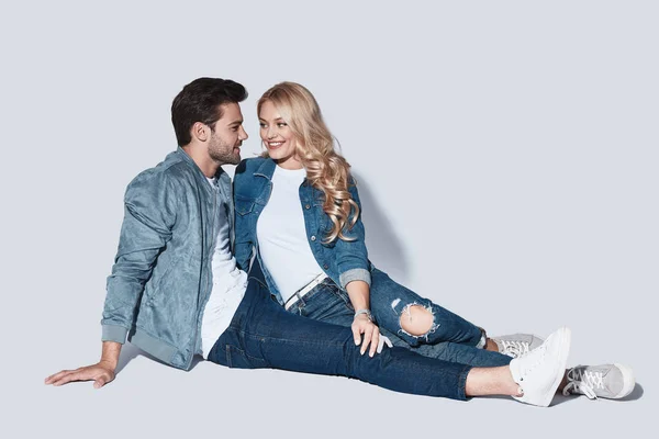 Beautiful Young Couple Looking Each Other Smiling While Sitting Grey — Stock Photo, Image