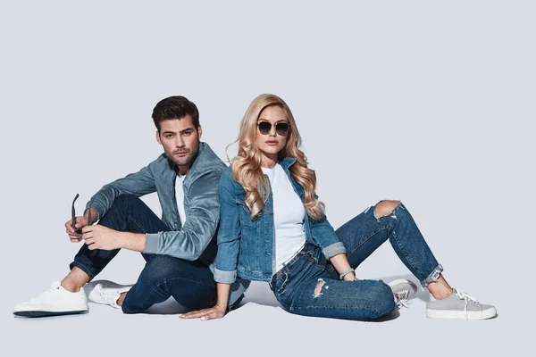 Fashionabla Man Och Kvinna Denim Bära Poserar Studio Och Sitter — Stockfoto