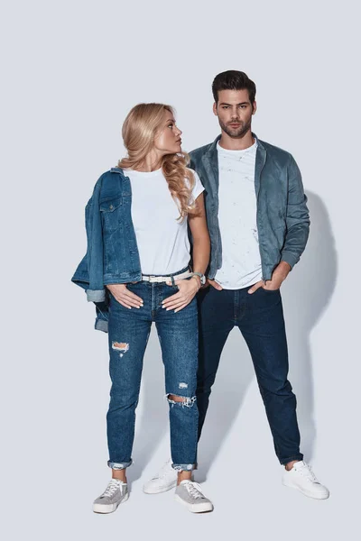 Modisches Paar Jeans Steht Studio Und Posiert — Stockfoto