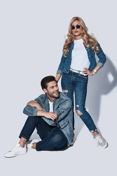 Modny Mężczyzna Kobieta Denim Nosić Pozowanie Studio — Zdjęcie stockowe