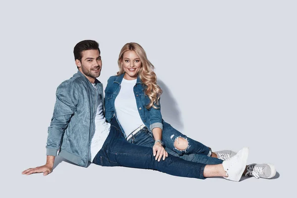 Sorrindo Casal Elegante Olhando Para Câmera Sorrindo Enquanto Sentado Contra — Fotografia de Stock