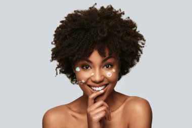 boyalı sanat yüz çekici genç Afrika kadın 