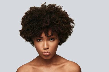 kameraya bakarak Studio genç Afrikalı kadın üzgün gömleksiz portresi 