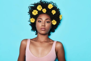 ciddi genç Afrikalı kadın mavi arka planı süre yalan kameraya bakarak üstten görünüm