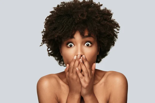 Surprised Young African Woman Looking Camera Covering Mouth Hands While — Stock Photo, Image