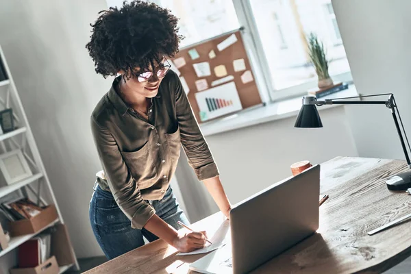 Jovem Mulher Africana Atraente Trabalhando Escritório Mesa Madeira Com Laptop — Fotografia de Stock