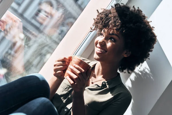 Lachende Gelukkig Jonge Afrikaanse Vrouw Houden Van Thee Beker Venster — Stockfoto