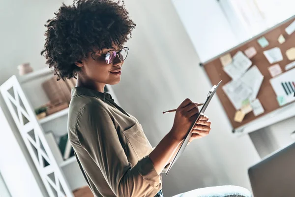 Jovem Mulher Africana Atraente Escrever Ideias Sobre Papel Pasta — Fotografia de Stock