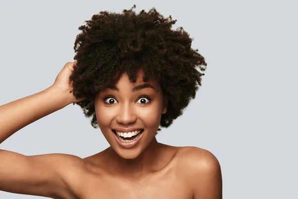 Sorprendida Joven Africana Mirando Cámara Sonriendo Mientras Está Pie Sobre — Foto de Stock