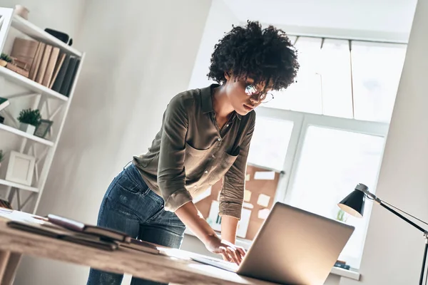 Smart Lässig Junge Afrikanerin Arbeitet Büro Holztisch Mit Laptop — Stockfoto