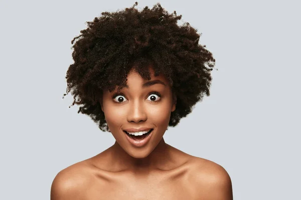 Mujer Africana Joven Sorprendida Mirando Cámara Pie Sobre Fondo Gris — Foto de Stock