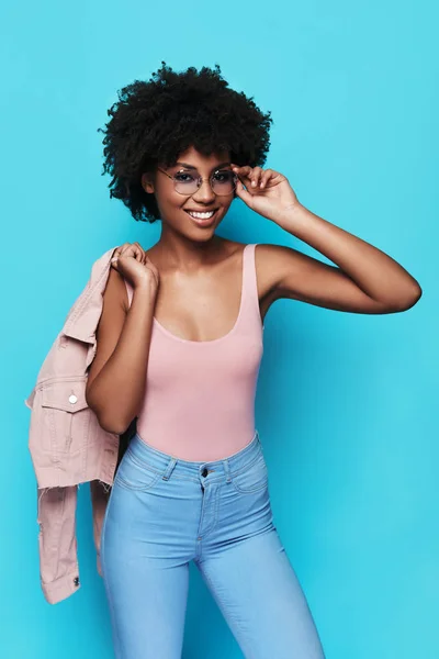 Mujer Africana Joven Con Estilo Ajustando Gafas Estudio Azul — Foto de Stock