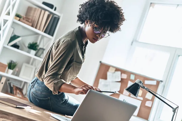 Atractiva Mujer Africana Joven Que Trabaja Oficina Mesa Madera Con — Foto de Stock